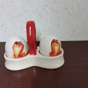 Salt & pepper shakers set NEW